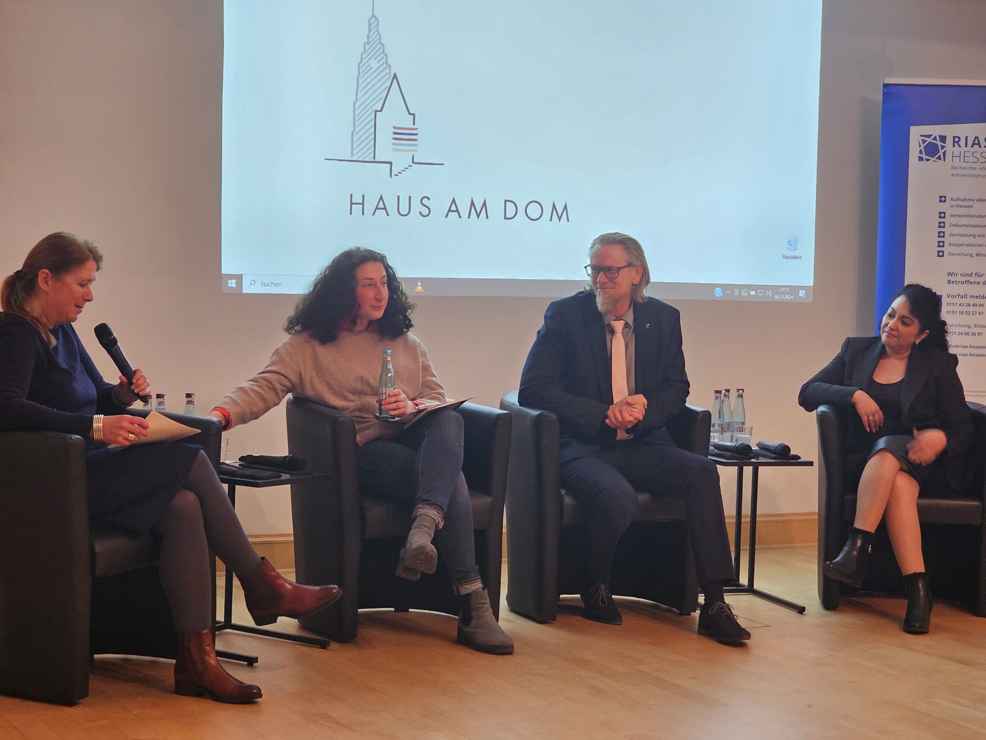 Podium mit Susanne Urban (RIAS Hessen), Irina Ginsburg (OFEK e.V.), Swen Eigenbrodt (HKE) und Fatima Stieb (hessische LV Deutscher Sinti und Roma)